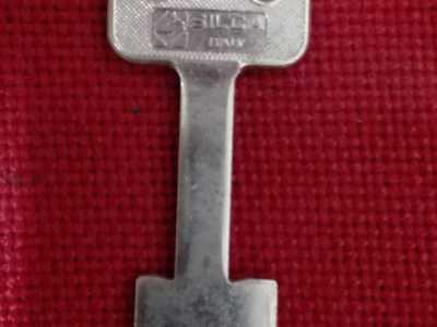 ...e le porte con serrature in legno
